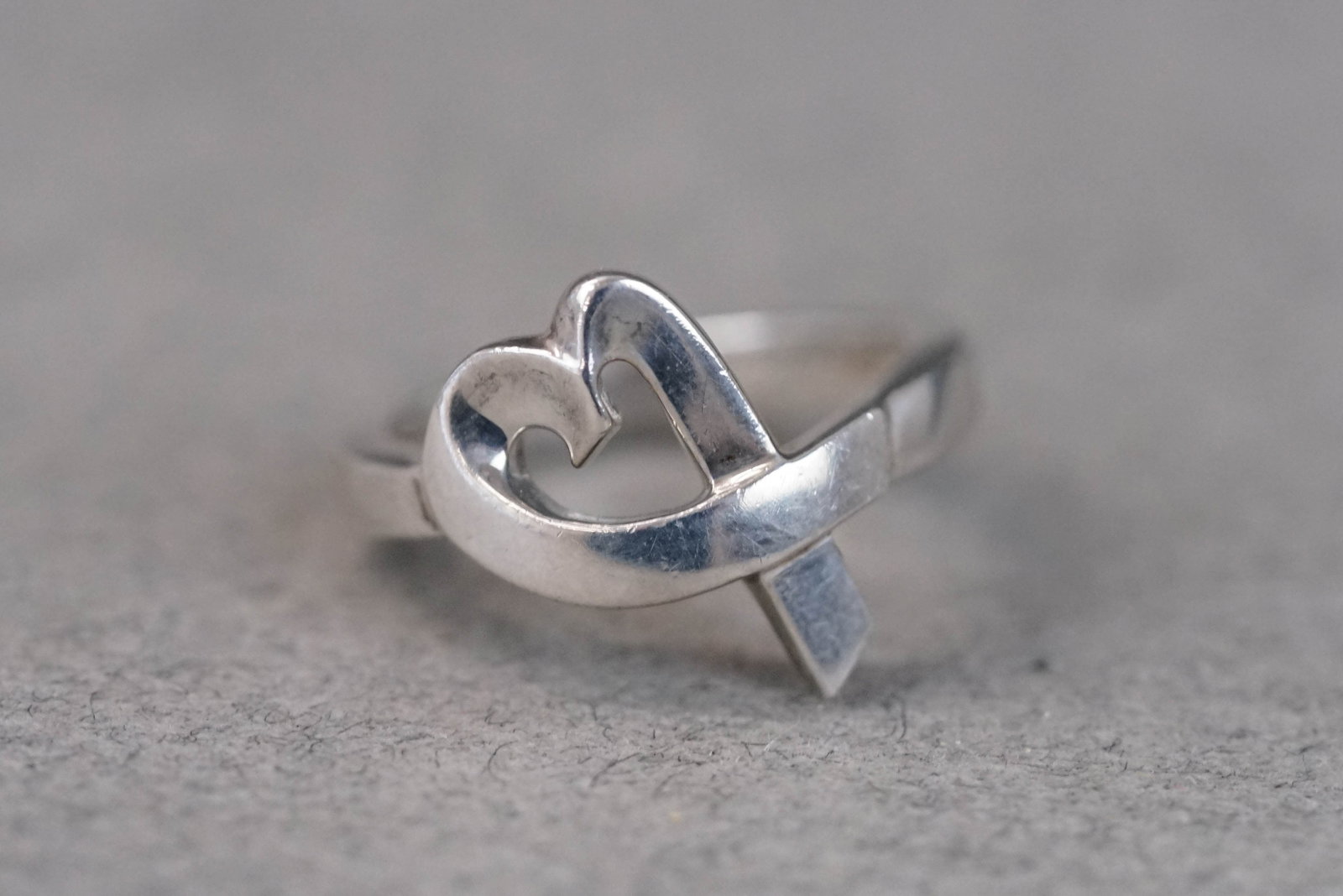 TIFFANY & CO RUBBING HEART RING 925 STERLING SILVER: TIFFANY & CO RUBBING HEART RING 925 STERLING SILVER, ring size K, approx. weight 4.4 gms.. If you have any questions regarding this lot please contact us. For further information on our auction,