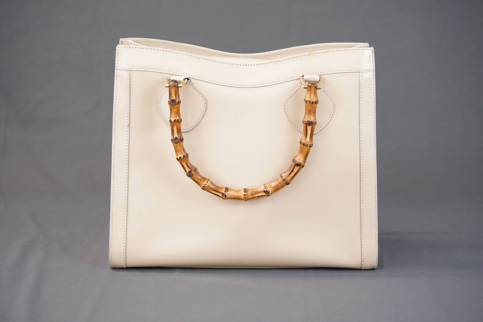 GUCCI DIANA BAMBOO TOTE HANDBAG: GUCCI DIANA BAMBOO TOTE HANDBAG, comes with , width 35cm, height 30cm, depth 11cm. If you have any questions regarding this lot please contact us. For further information on our auction, please refer