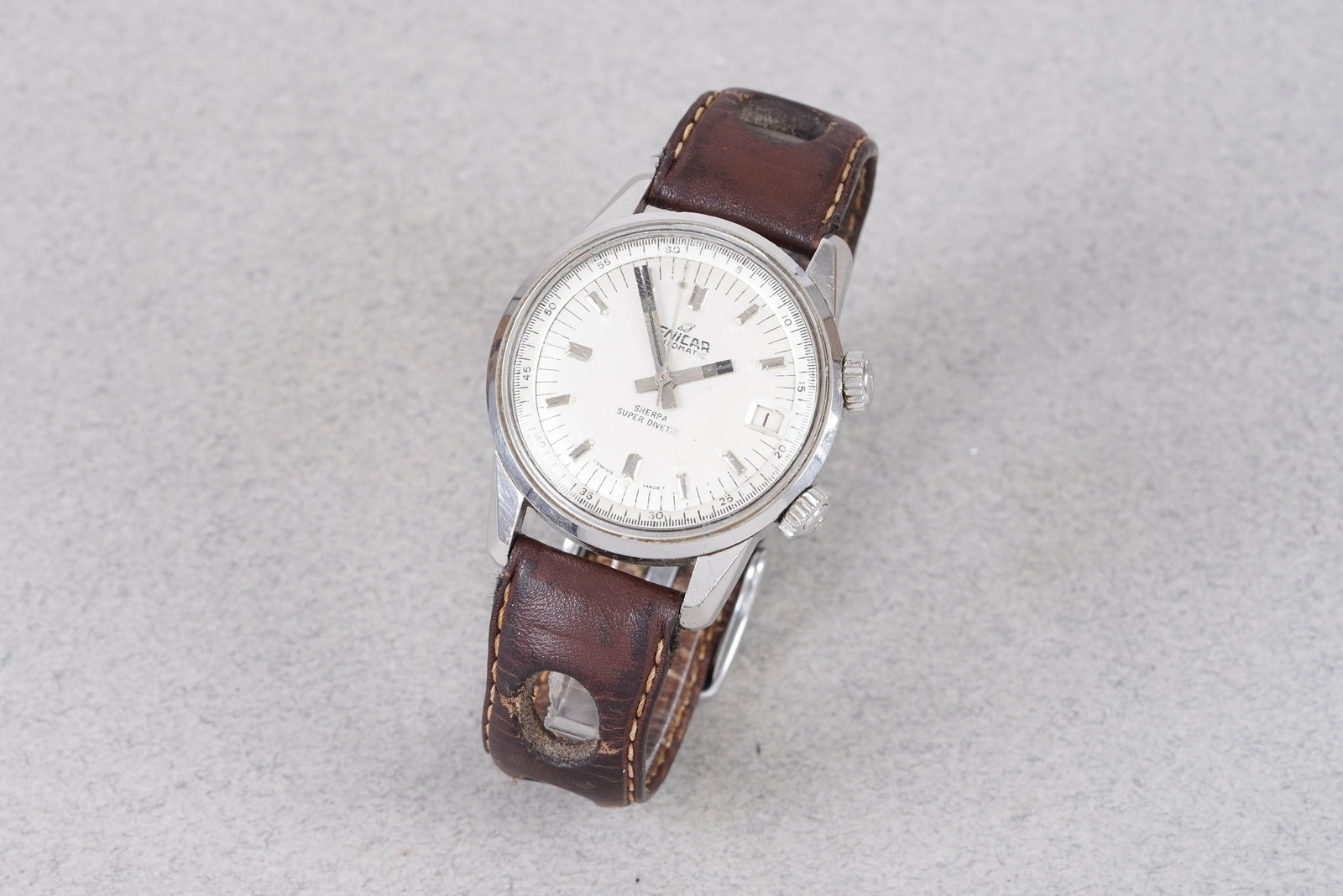 ENICAR SHERPA SUPER DIVETTE SEAPEARL SUPER COMPRESSOR DIVERS WATCH: ENICAR SHERPA SUPER DIVETTE SEAPEARL SUPER COMPRESSOR DIVERS WATCH, this watch is fitted with a white round dial with date window, baton hour markers and hands. The 36mm steel case is fitted with