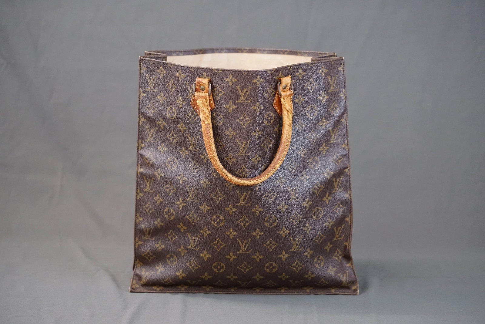 LOUIS VUITTON MONOGRAM SAC PLA TOTE BAG M51140: LOUIS VUITTON MONOGRAM SAC PLA TOTE BAG M51140, condition rank BC, width 36cm, height 38cm, depth 9cm. If you have any questions regarding this lot please contact us. For further information on our