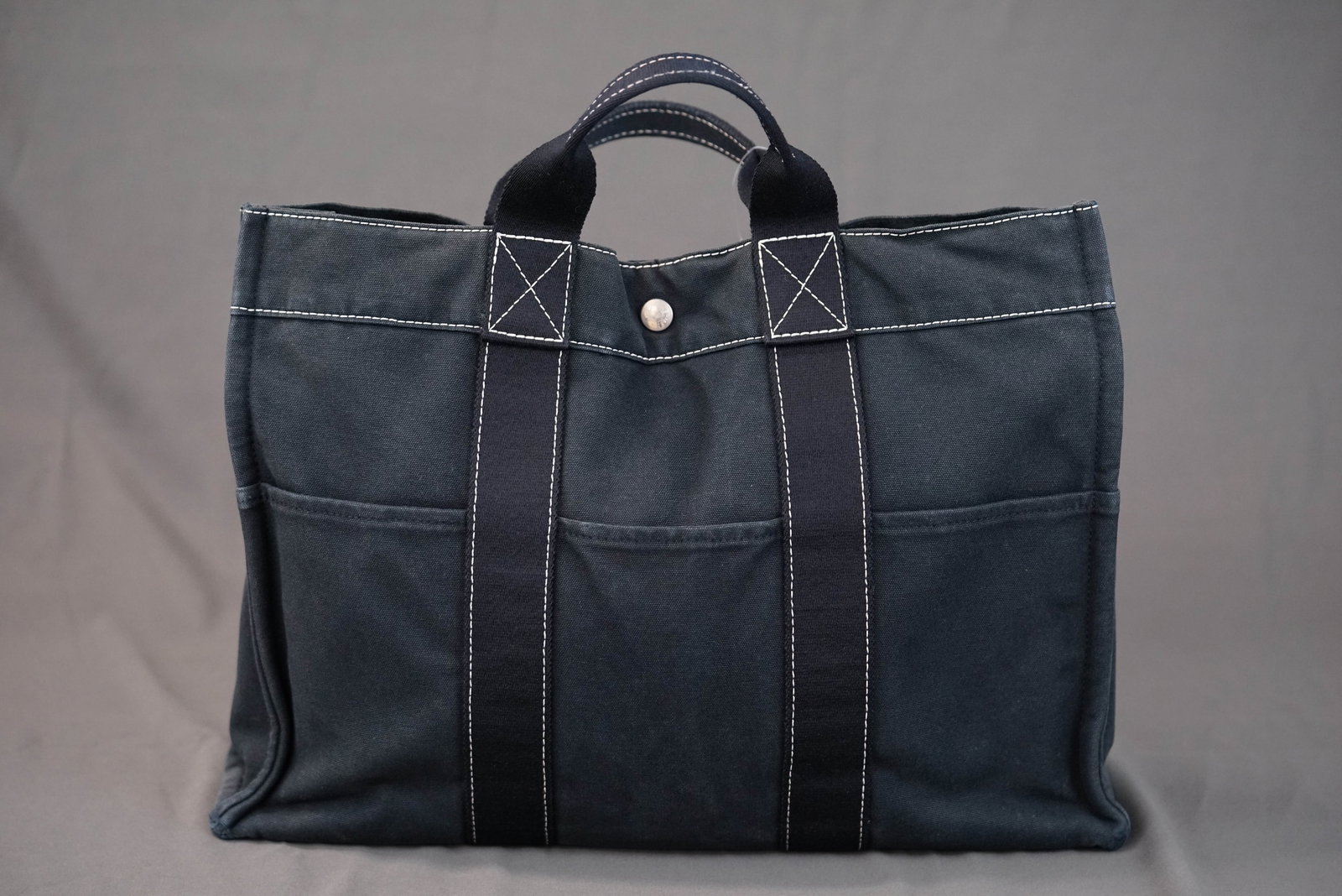 HERMES DEAUVILLE TOTE BAG NAVY MEDIUM: HERMES DEAUVILLE TOTE BAG NAVY MEDIUM, condition rank B, width 43cm, height 30cm, depth 10cm. If you have any questions regarding this lot please contact us. For further information on our auction,
