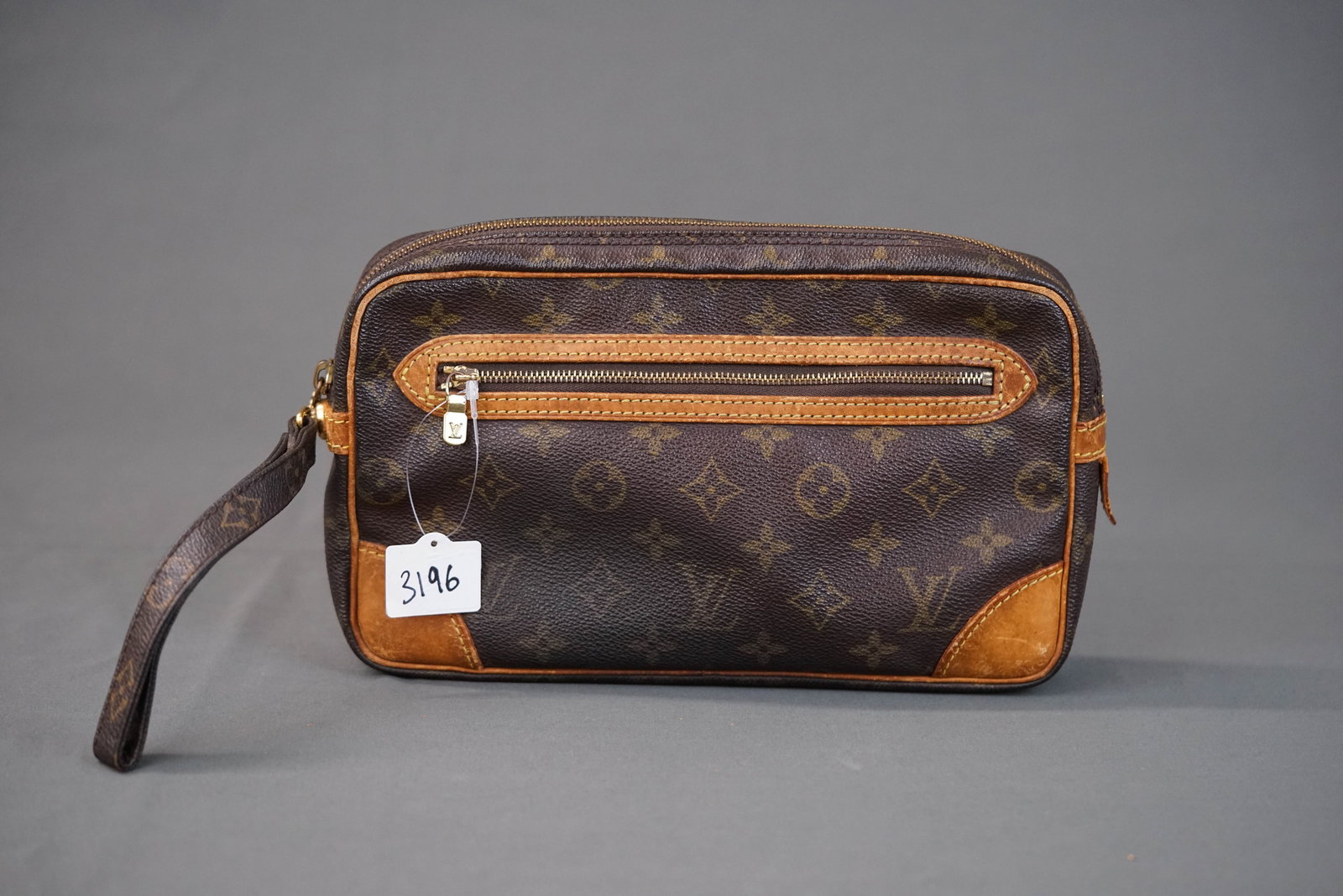 LOUIS VUITTON MONOGRAM MARLY DRAGONNE CLUTCH BAG M51825 SL1902: LOUIS VUITTON MONOGRAM MARLY DRAGONNE CLUTCH BAG M51825 SL1902, 25.5width cm, 15 height cm, 4 depth cm. If you have any questions regarding this lot please contact us. For further information on our