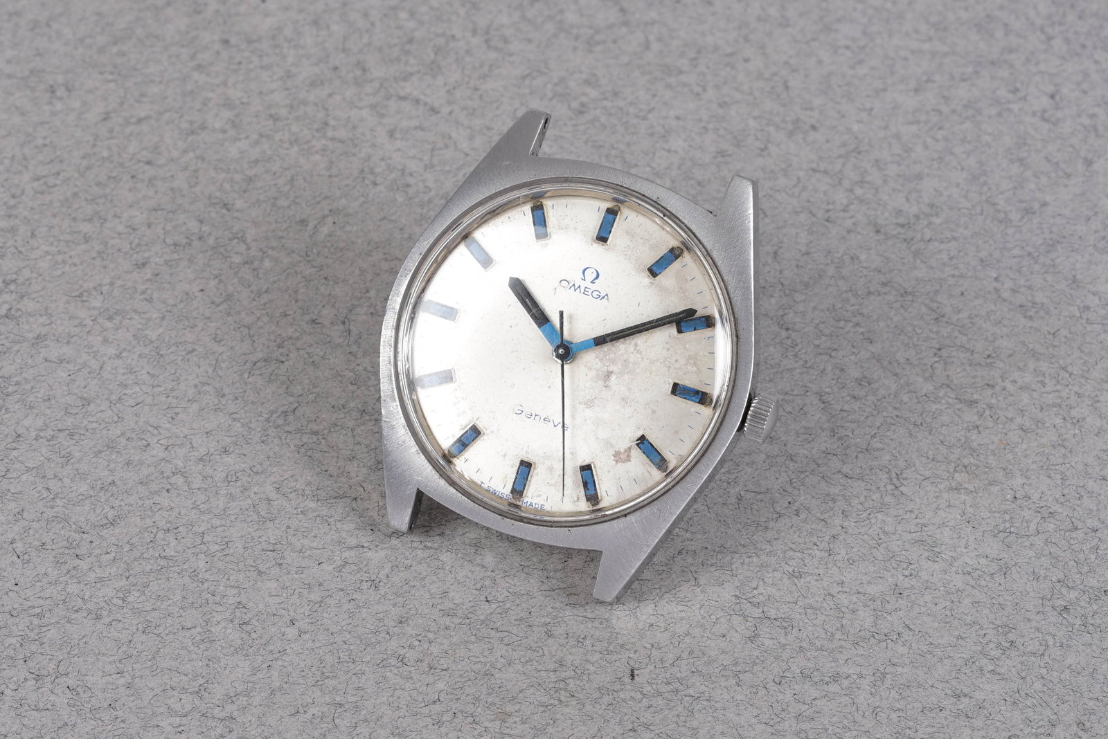 OMEGA GENEVE WRISTWATCH REF. 135.041: OMEGA GENEVE WRISTWATCH REF. 135.041, this watch is a ref. 135.041 and is fitted with a circular white dial, baton hour markers and hands. The 35mm steel case is fitted with a crown and a screw case