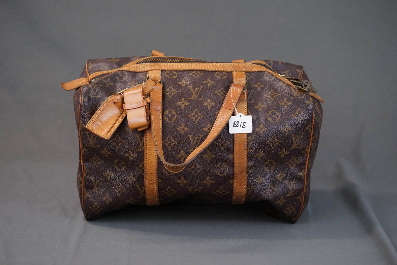 LOUIS VUITTON MONOGRAM 40 KEEPALL BOSTON BAG: LOUIS VUITTON MONOGRAM 40 KEEPALL BOSTON BAG, width 46cm, height 25cm, depth 20.5cm. If you have any questions regarding this lot please contact us. For further information on our auction, please