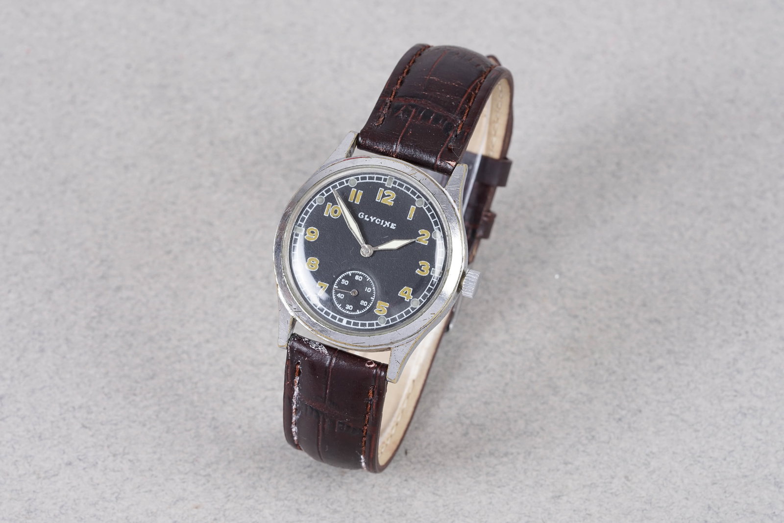 GLYCINE GERMAN MILITARY WRISTWATCH: GLYCINE GERMAN MILITARY WRISTWATCH, this watch is fitted with a military style circular black dial dial with sub seconds. Numerical hour markers and sword hands. The 33mm steel case is fitted with a