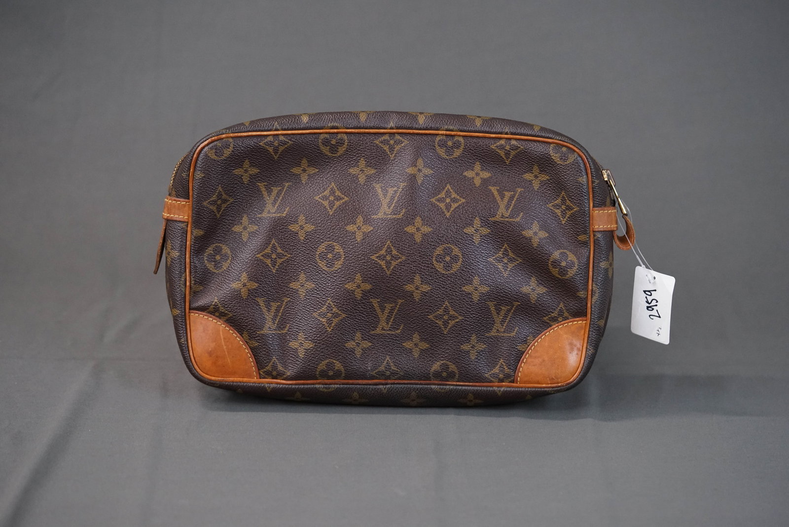 LOUIS VUITTON EPI POCHETTE CLUTCH BAG M52618 MI873: LOUIS VUITTON EPI POCHETTE CLUTCH BAG M52618 MI873, 25.5 width cm, 15.5 height cm, 6 depth cm. If you have any questions regarding this lot please contact us. For further information on our auction,