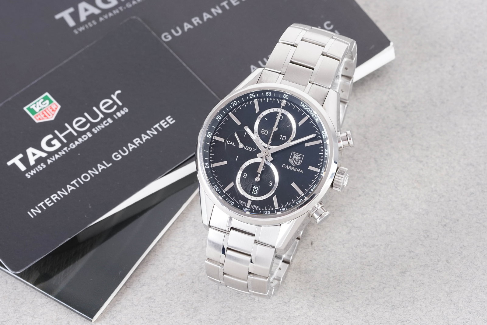 TAG HEUER CARRERA DATE AUTOMATIC CHRONOGRAPH W/ GUARANTEE CARD REF. CAR2110-0: TAG HEUER CARRERA DATE AUTOMATIC CHRONOGRAPH W/ GUARANTEE CARD REF. CAR2110-0, this watch is a ref. CAR2110-0 and is fitted with a circular black dial with applied hour markers and hands. The 41mm sta