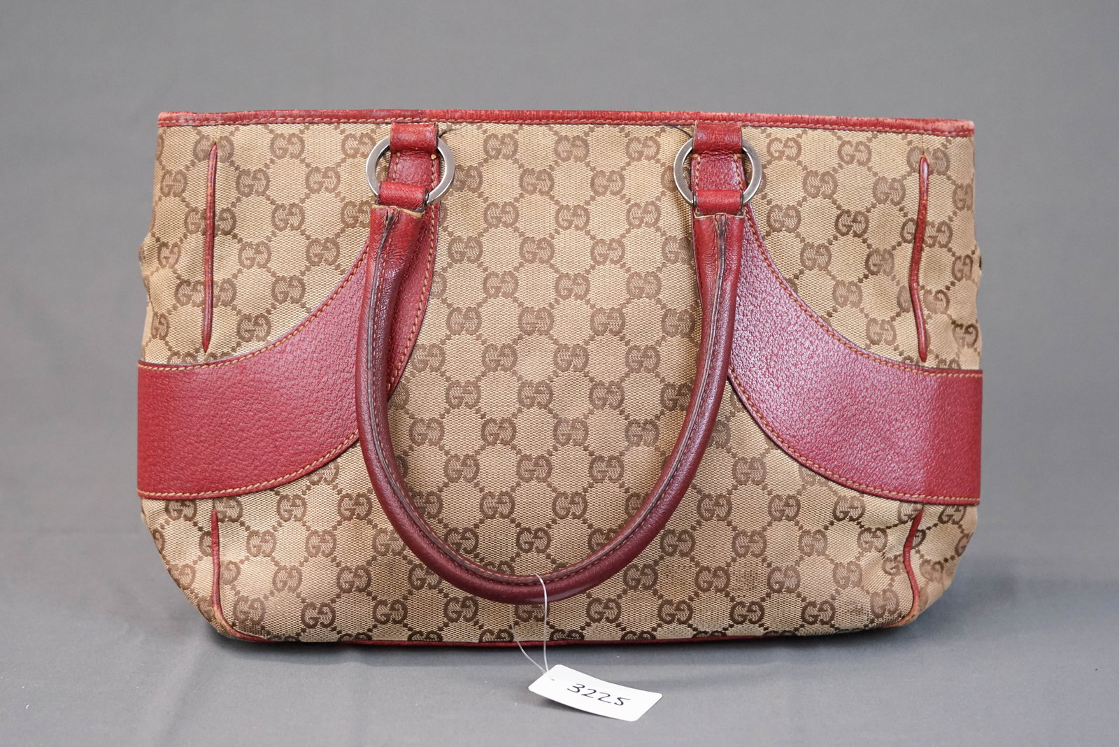 GUCCI GG TWO TONE TOTE BAG 2684: GUCCI GG TWO TONE TOTE BAG 2684, width 25cm, height 23cm, depth 10cm. If you have any questions regarding this lot please contact us. For further information on our auction, please refer to our T &