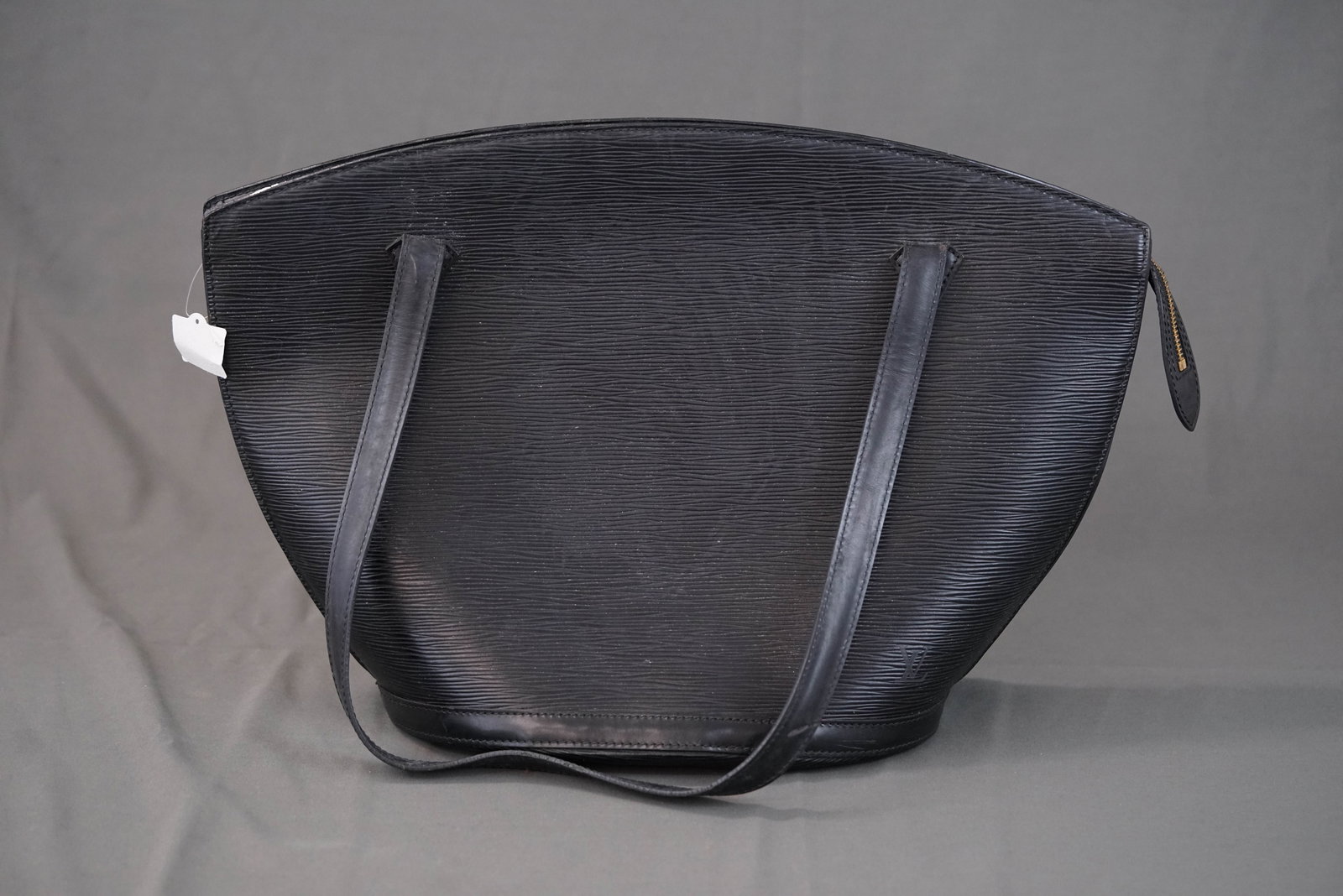 LOUIS VUITTON EPI SAINT JACQUES TOTE BAG M52272 A21923: LOUIS VUITTON EPI SAINT JACQUES TOTE BAG M52272 A21923, condition rank C, button width 25cm, top width 39cm, height 26cm, depth 16cm. If you have any questions regarding this lot please contact us.