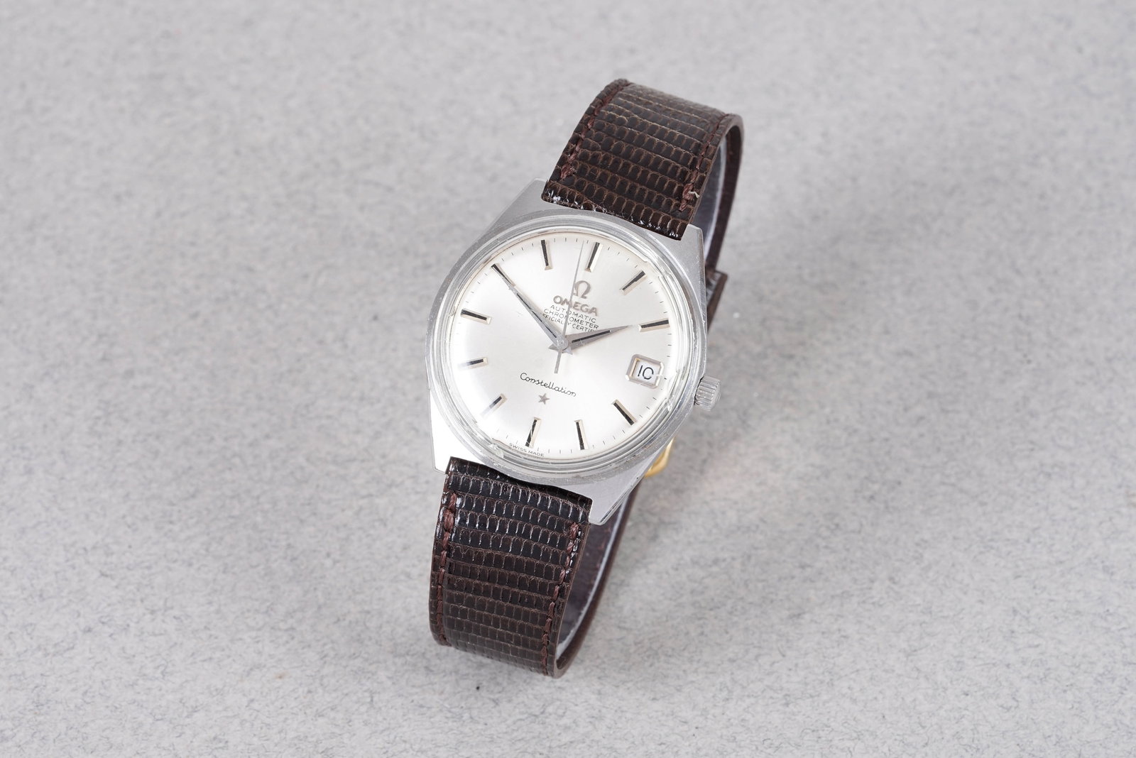 OMEGA CONSTELLATION DATE AUTOMATIC CHRONOMETER REF. 168.015: OMEGA CONSTELLATION DATE AUTOMATIC CHRONOMETER REF. 168.015, this watch is a ref. 168.015 and is fitted with a circular silver dial with a date window, applied stick hour markers and hands. The 34mm