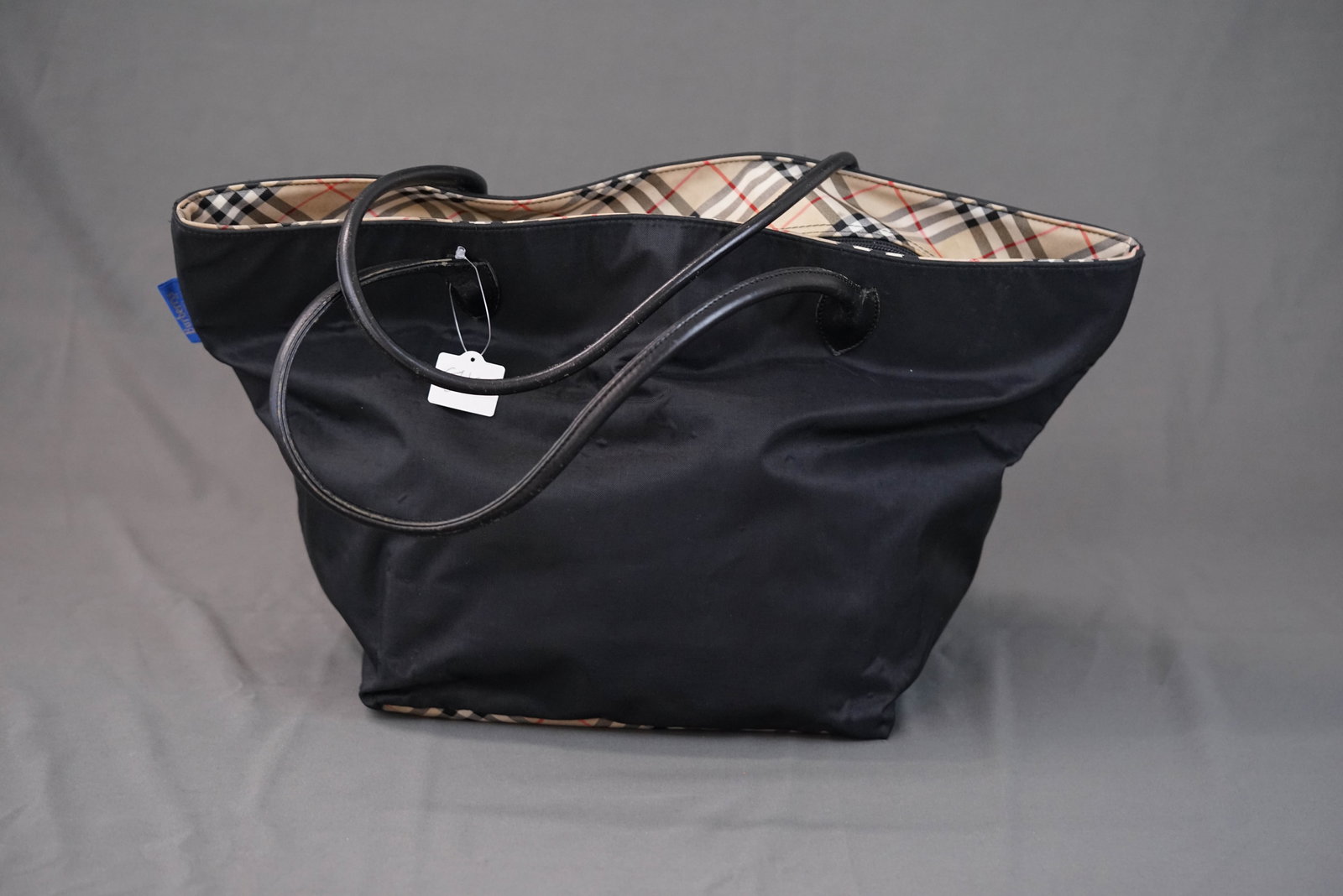 BURBERRY NOVA CHECK SHOULDER TOTE BAG: BURBERRY NOVA CHECK SHOULDER TOTE BAG, comes with , top width 50, bottom width 25cm, height 30cm, depth 25cm. If you have any questions regarding this lot please contact us. For further information