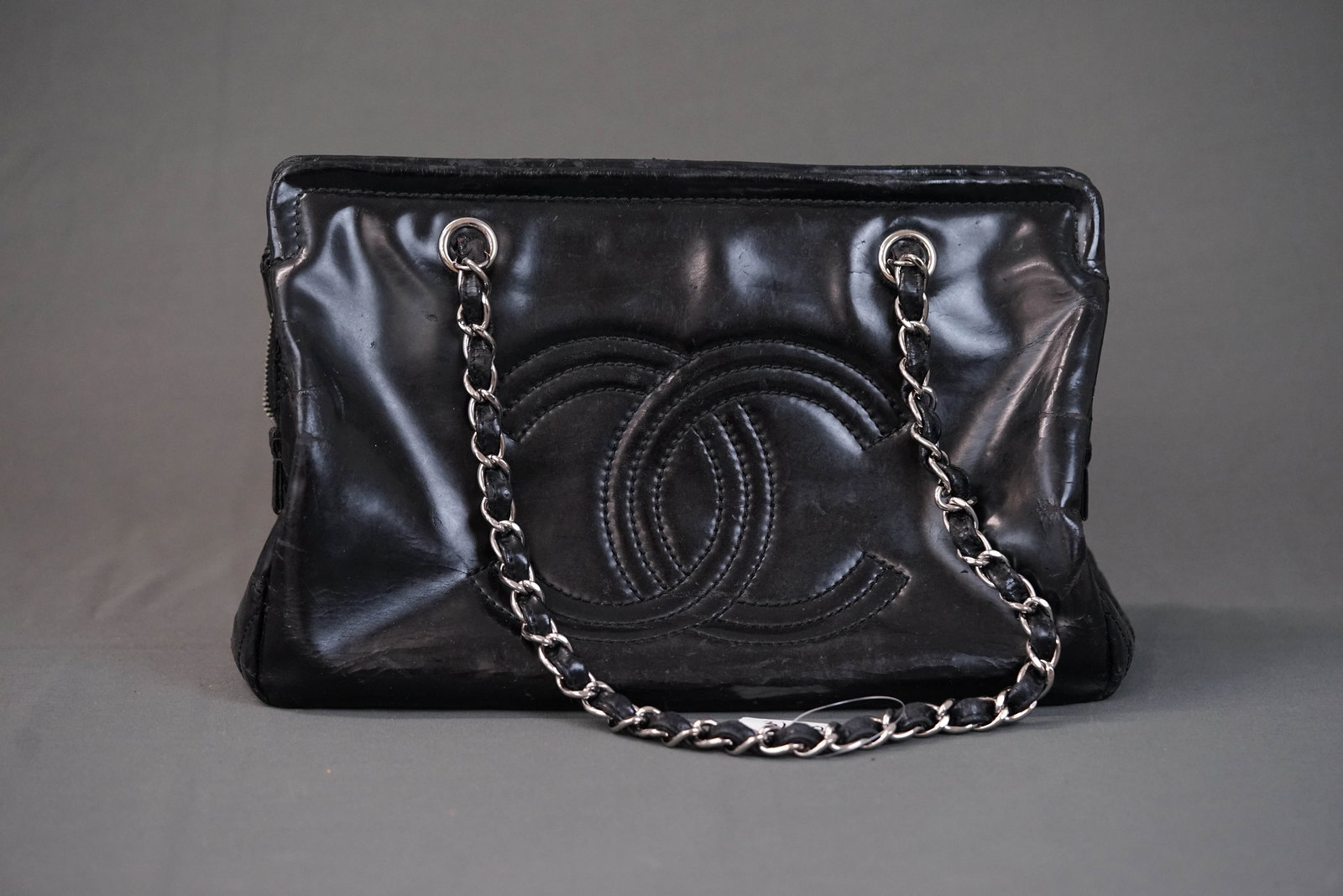 CHANEL CHAIN SHOULDER BAG BLACK PATENT LEATHER 14155140: CHANEL CHAIN SHOULDER BAG BLACK PATENT LEATHER 14155140, width 28cm, height 19cm, depth 11cm. (heavy peeling) with cover. If you have any questions regarding this lot please contact us. For further in