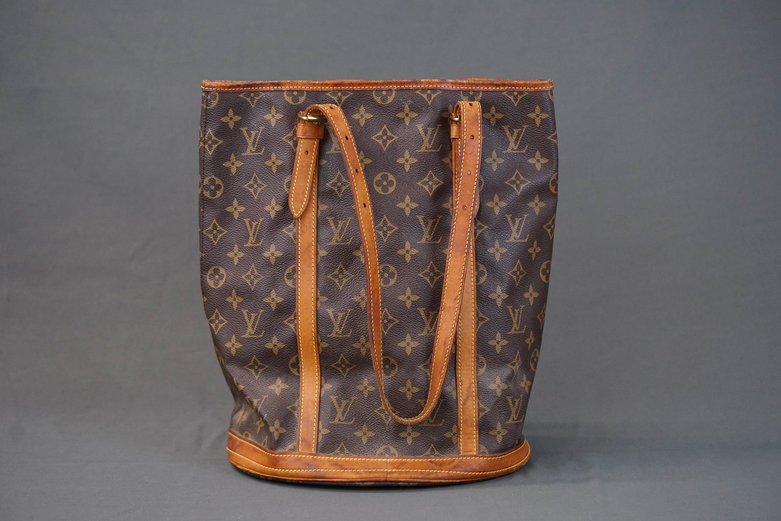 LOUIS VUITTON MONOGRAM BUCKET TOTE BAG M42236 AR1916: LOUIS VUITTON MONOGRAM BUCKET TOTE BAG M42236 AR1916, width 27cm, height 36cm, depth 20cm. If you have any questions regarding this lot please contact us. For further information on our auction,