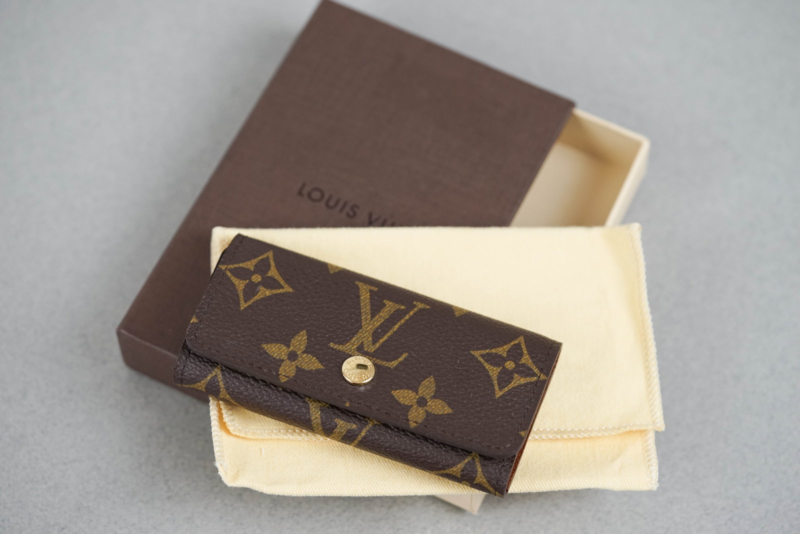 LOUIS VUITTON MONOGRAM KEY HOLDER CASE W/ BOX & DUST COVER: LOUIS VUITTON MONOGRAM KEY HOLDER CASE W/ BOX & DUST COVER, width 10.5cm, height 5cm, 1.5depth cm. If you have any questions regarding this lot please contact us. For further information on our