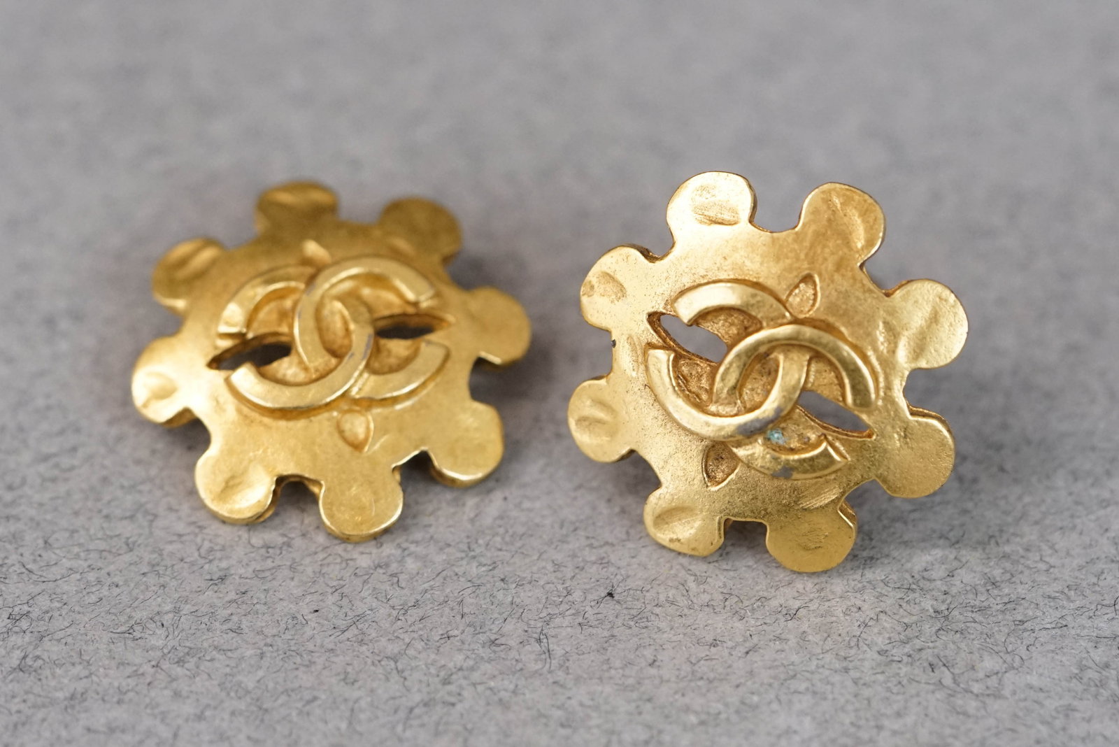 CHANEL EARRINGS: CHANEL EARRINGS gold coloured CC logo clip on (one clip missing), dimensions 25mm, approx. If you have any questions regarding this lot please contact us. For further information on our auction,