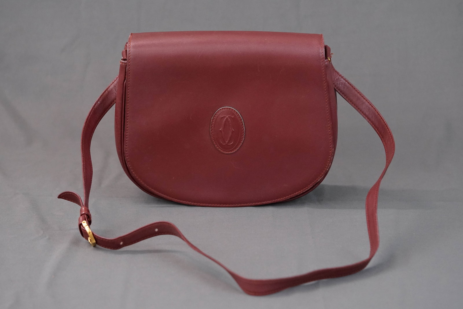 CARTIER RED LEATHER SHOULDER BAG: CARTIER RED LEATHER SHOULDER BAG , width 23cm, height 22cm, depth 9cm. If you have any questions regarding this lot please contact us. For further information on our auction, please refer to our T