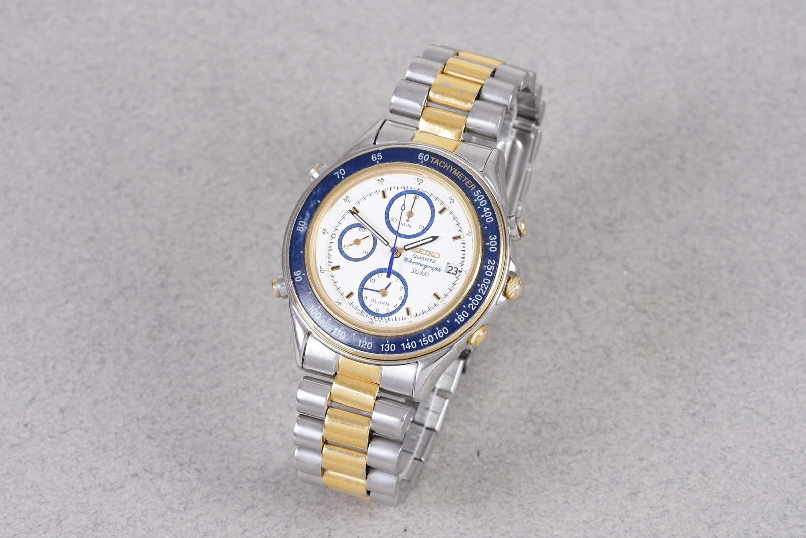 SEIKO SQ100 CHRONOGRAPH REF. 7T32-6B5A: SEIKO SQ100 CHRONOGRAPH REF. 7T32-6B5A, this watch is a ref. 7T32-6B5A and is fitted with a circular white triple register dial with, hour markers and hands. The 38mm stainless steel case is fitted