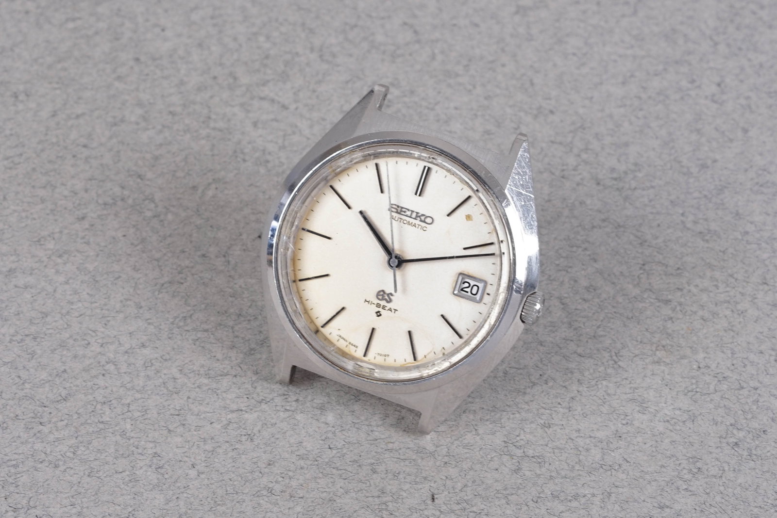 GRAND SEIKO HI-BEAT AUTOMATIC DATE REF. 5645-7000: GRAND SEIKO HI-BEAT AUTOMATIC DATE REF. 5645-7000, this watch is a ref. 5645-7000 and is fitted with a circular white dial with a date window, Baton hour markers and hands. The 37mm steel case is fitt