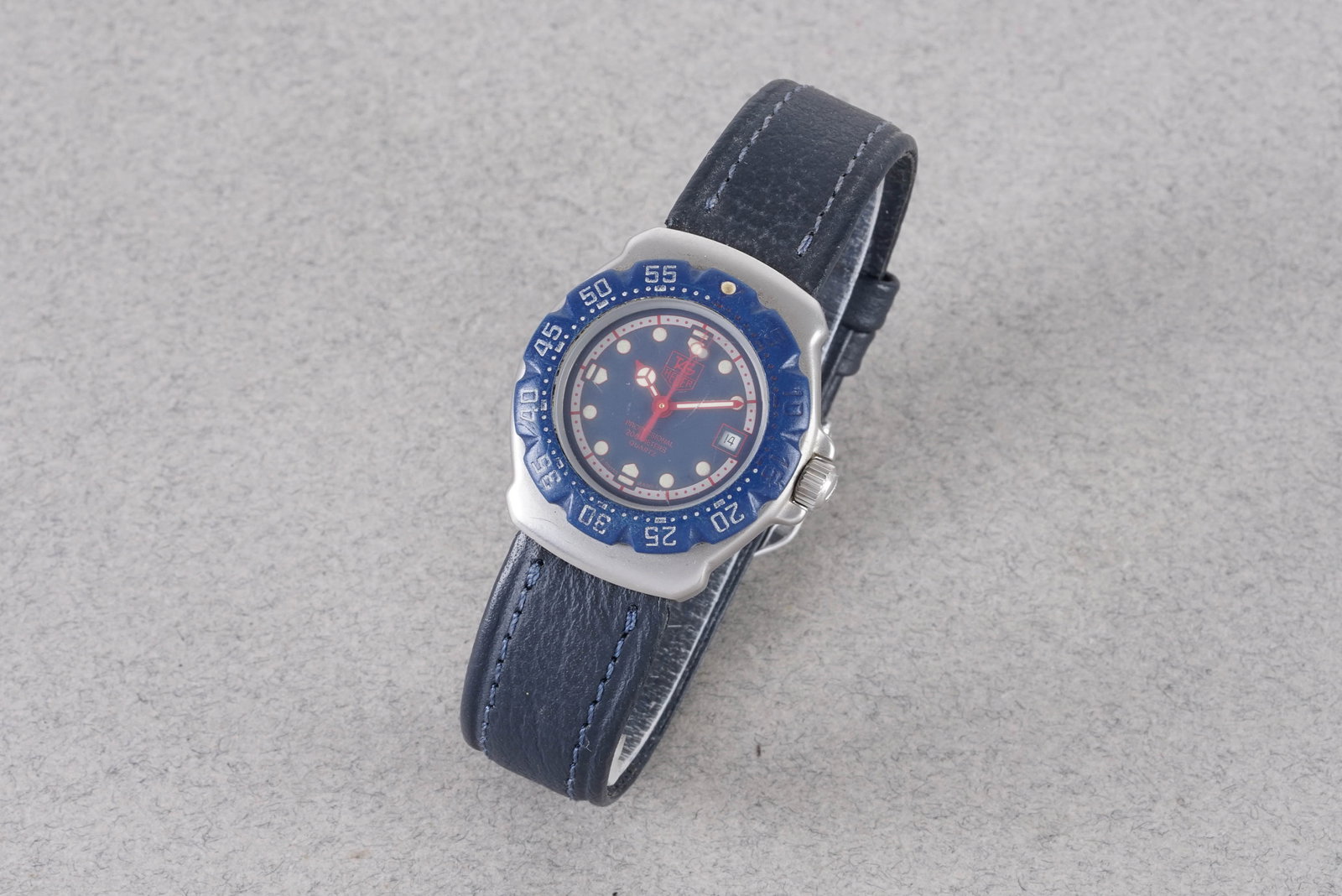 TAG HEUER PROFESSIONAL DATE REF. 370.508: TAG HEUER PROFESSIONAL DATE REF. 370.508, this watch is a ref. 370.508 and is fitted with a circular blue dial with a date window, dot hour markers and hands. The 28mm stainless steel case is fitted