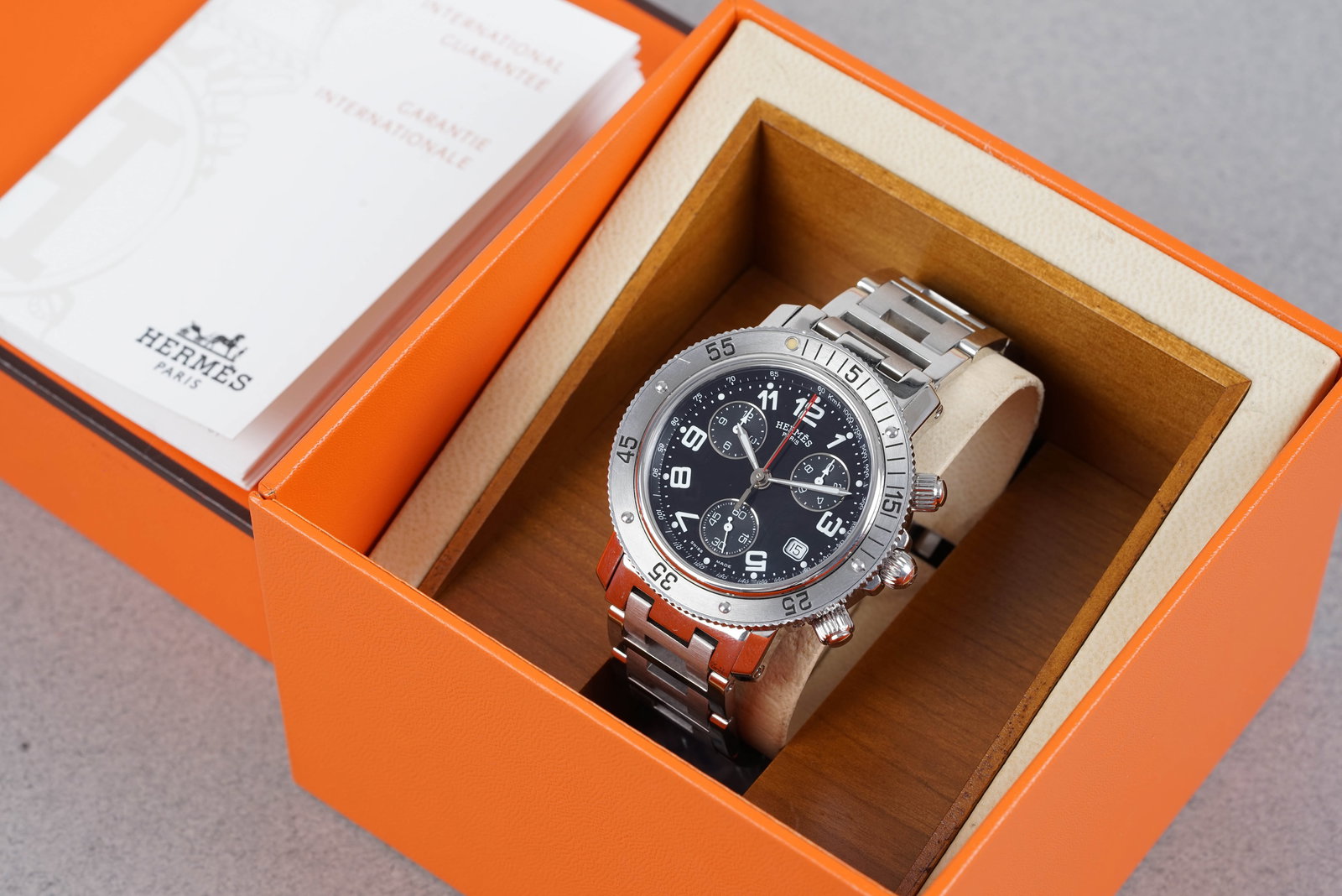 HERMES CLIPPER CHRONOGRAPH W/ BOX & PAPERS REF. CL2.915: HERMES CLIPPER CHRONOGRAPH W/ BOX & PAPERS REF. CL2.915, this watch is a ref. CL2.915 and is fitted with a round black dial with date window, numerical hour markers and sword style hands. The