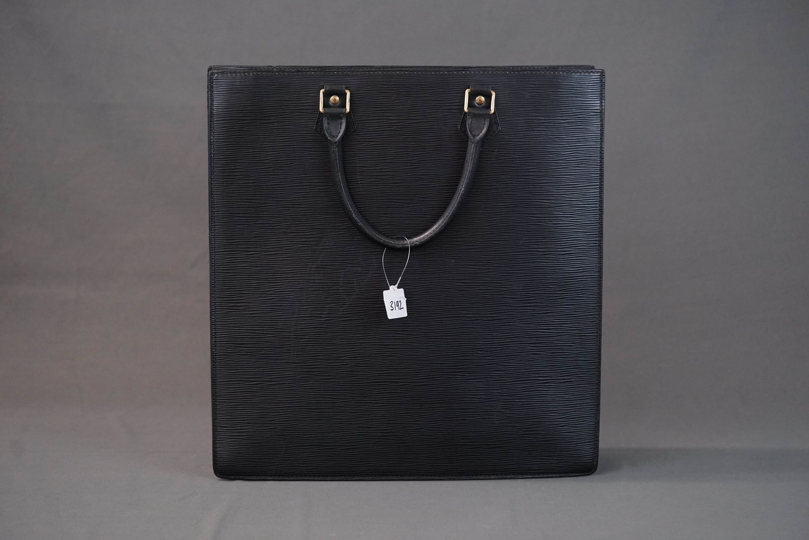 LOUIS VUITTON EPI SAC PLA TOTE BAG M59082 MI0956: LOUIS VUITTON EPI SAC PLA TOTE BAG M59082 MI0956, width 36cm, height 38cm, depth 8cm. If you have any questions regarding this lot please contact us. For further information on our auction, please