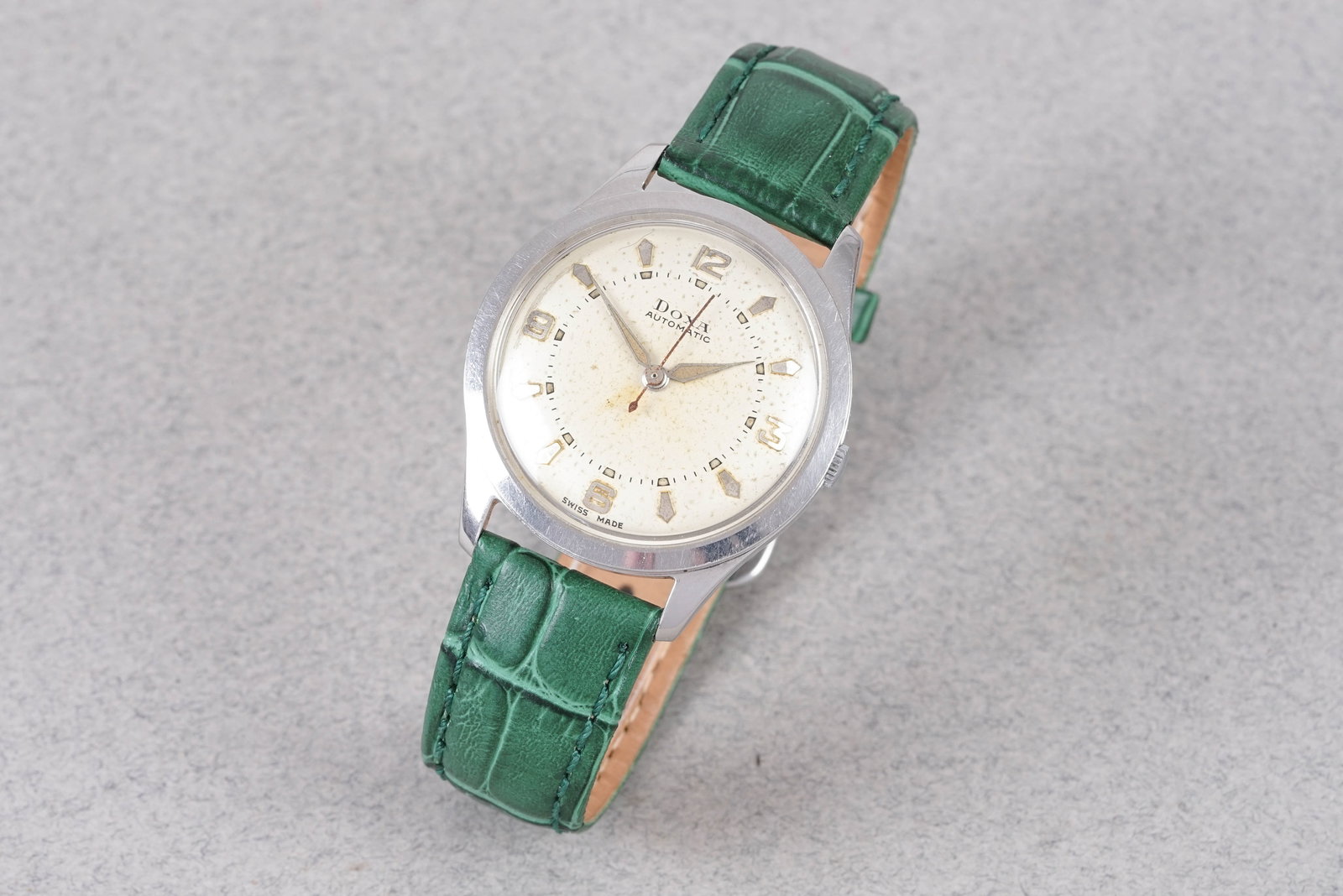 DOXA OVERSIZE AUTOMATIC WRISTWATCH: DOXA OVERSIZE AUTOMATIC WRISTWATCH, this watch is fitted with a circular off white dial with, applied hour markers and hands. The 35mm stainless steel case is fitted with a crown and a screw down