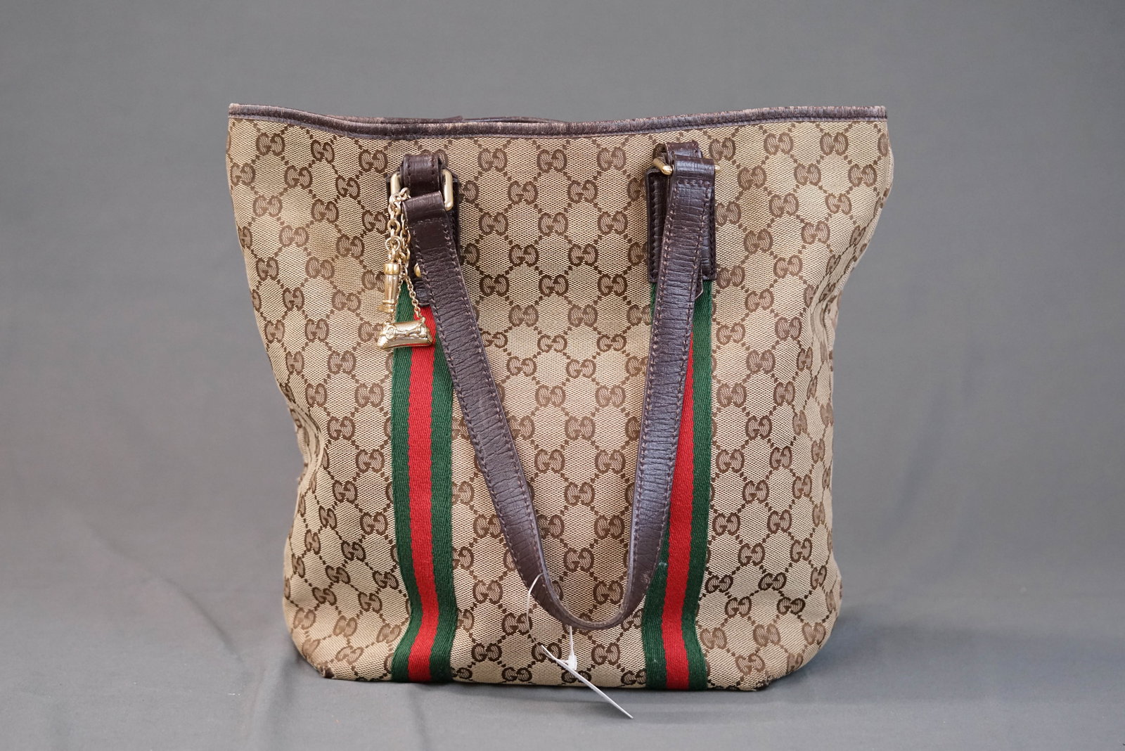 GUCCI GG CANVAS SHERRY LINE TOTE BAG 203998: GUCCI GG CANVAS SHERRY LINE TOTE BAG 203998, width 23cm, height 31cm, depth 12cm. If you have any questions regarding this lot please contact us. For further information on our auction, please refer