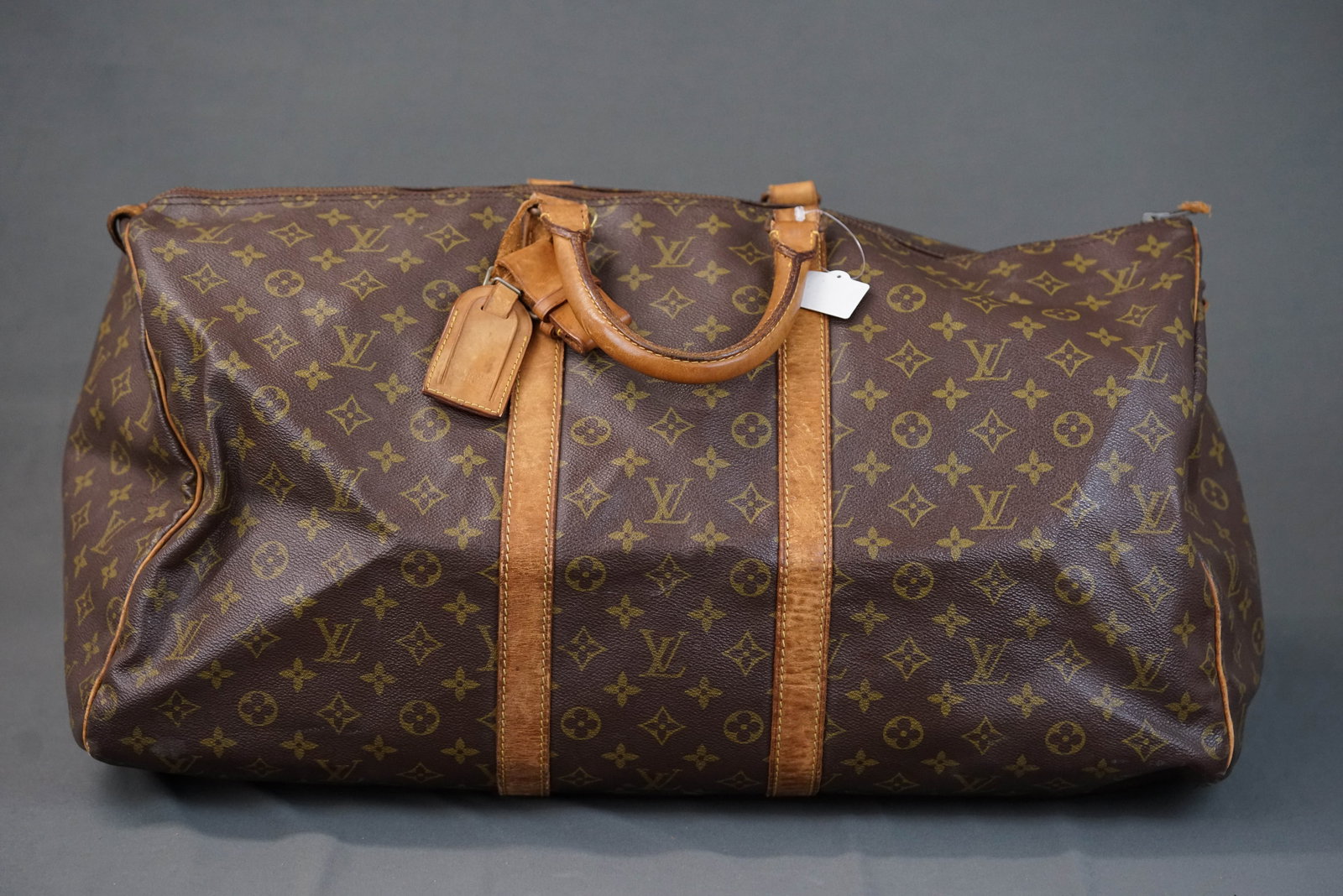LOUIS VUITTON MONOGRAM KEEPALL 55 BOSTON BAG M41424: LOUIS VUITTON MONOGRAM KEEPALL 55 BOSTON BAG M41424, width 55cm, height 30cm, depth 25cm. If you have any questions regarding this lot please contact us. For further information on our auction,