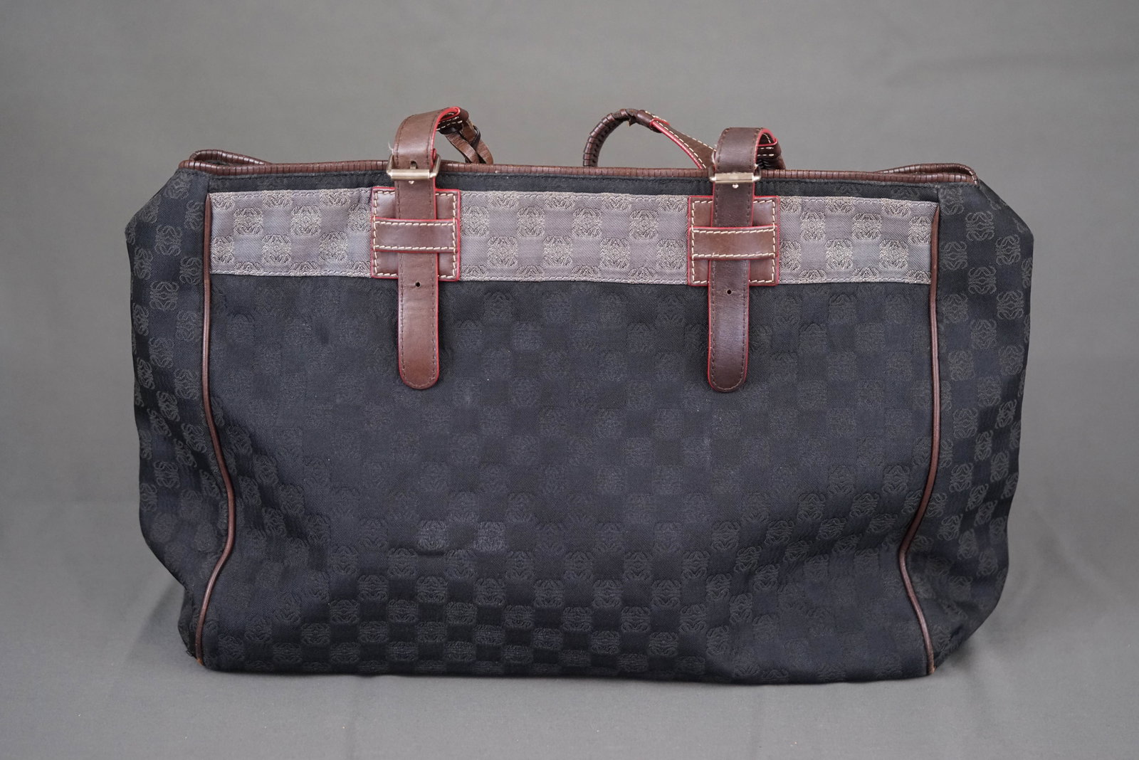 LOEWE HANDBAG: LOEWE HANDBAG, 290605, width 38cm, height 29cm, depth 10cm. If you have any questions regarding this lot please contact us. For further information on our auction, please refer to our T & Cs. We