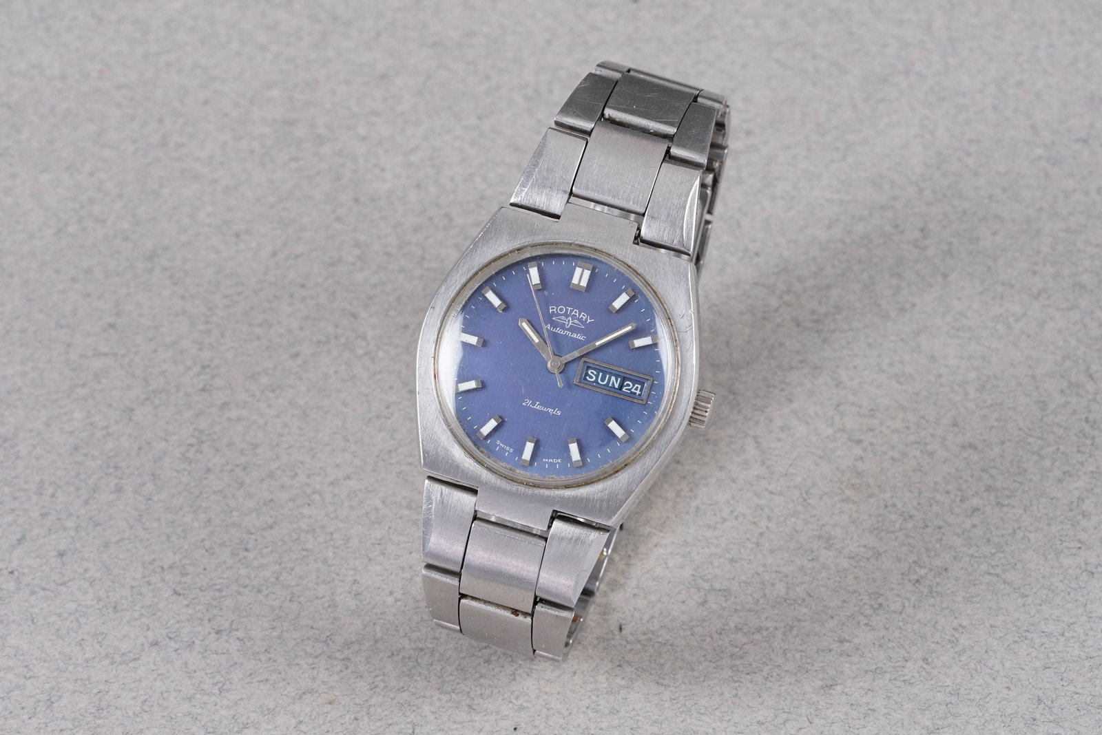 ROTARY DAY DATE AUTOMATIC WRISTWATCH: ROTARY DAY DATE AUTOMATIC WRISTWATCH, this watch is fitted with a blue circular dial with luminous hour markers and hands together with a day date window. The 34.5mm steel case has a screw down case