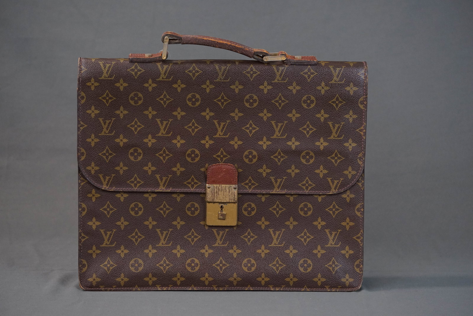 LOUIS VUITTON MONOGRAM SERVIETTE BRIEFCASE M53331: LOUIS VUITTON MONOGRAM SERVIETTE BRIEFCASE M53331, width 40cm, height 29cm, depth 14cm. If you have any questions regarding this lot please contact us. For further information on our auction, please