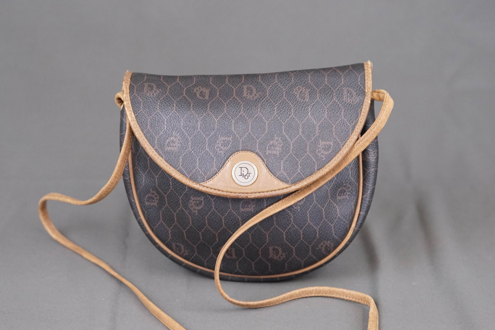 CHRISTIAN DIOR SHOULDER BAG: CHRISTIAN DIOR SHOULDER BAG, width 20cm, height 18cm, depth 5cm. If you have any questions regarding this lot please contact us. For further information on our auction, please refer to our T &