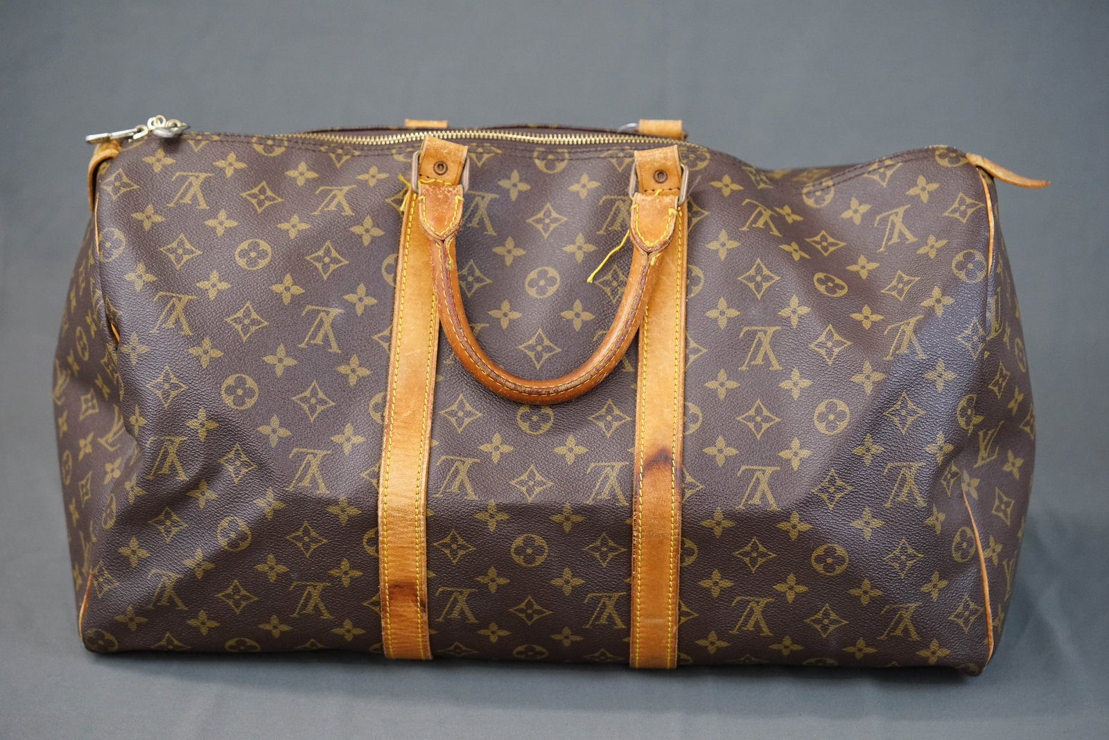 LOUIS VUITTON MONOGRAM KEEPALL BOSTON BAG M41426 842 MB: LOUIS VUITTON MONOGRAM KEEPALL BOSTON BAG M41426 842 MB, condition rank C, width 50cm, height 27.5cm, depth 22cm. If you have any questions regarding this lot please contact us. For further