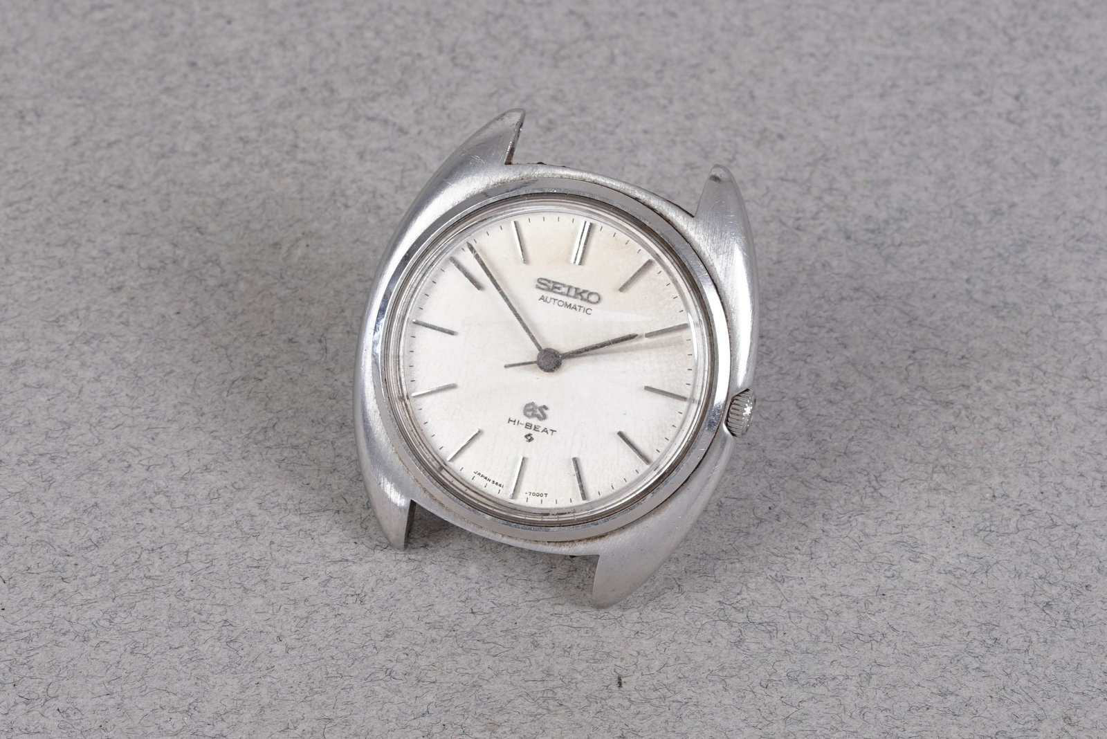 GRAND SEIKO HI-BEAT AUTOMATIC REF. 5641-7000: GRAND SEIKO HI-BEAT AUTOMATIC REF. 5641-7000, this watch is a ref. 5641-7000 and is fitted with a circular white dial with, baton hour markers and hands. The 36mm steel case is fitted with a GS crown 