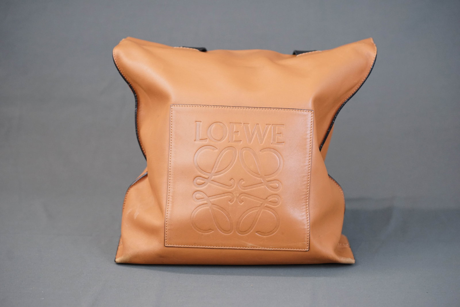 LOEWE ANAGRAM BROWN LEATHER TOTE BAG 261504: LOEWE ANAGRAM BROWN LEATHER TOTE BAG 261504, width 30cm, height 34cm, depth 11cm. If you have any questions regarding this lot please contact us. For further information on our auction, please refer