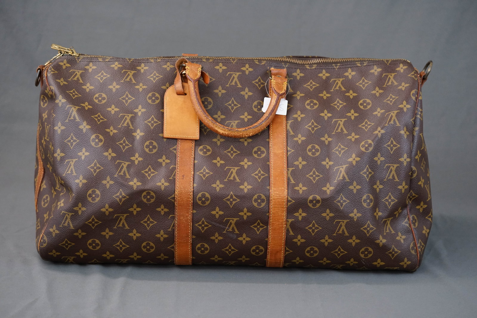 LOUIS VUITTON MONOGRAM 55 BOSTON BAG KEEPALL M41424: LOUIS VUITTON MONOGRAM KEEPALL 55 BOSTON BAG HOLDALL M41424, condition rank BC, width 55cm, height 30cm, depth 25cm. If you have any questions regarding this lot please contact us. For further