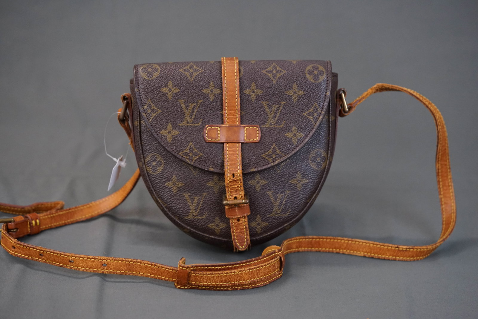 LOUIS VUITTON MONOGRAM CHANTILLY SHOULDER BAG M51232 862VI: LOUIS VUITTON MONOGRAM CHANTILLY SHOULDER BAG M51232 862VI, 18.5 width cm, 16 height cm, 5 depth cm. If you have any questions regarding this lot please contact us. For further information on our