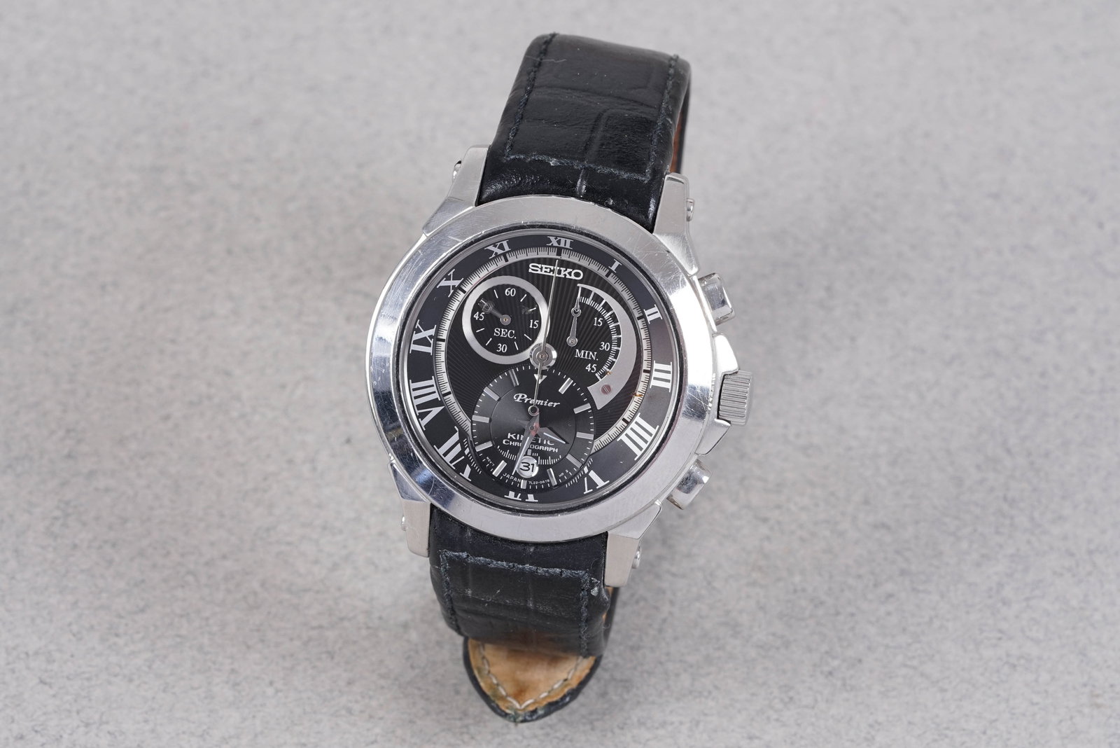 SEIKO PREMIER KINETIC CHRONOGRAPH REF. 7L22-0AR0: SEIKO PREMIER KINETIC CHRONOGRAPH REF. 7L22-0AR0, this watch is a ref. 7L22-0AR0 and is fitted with a black circular dial with a date window, roman hour markers and dagger hands. The 41mm steel case