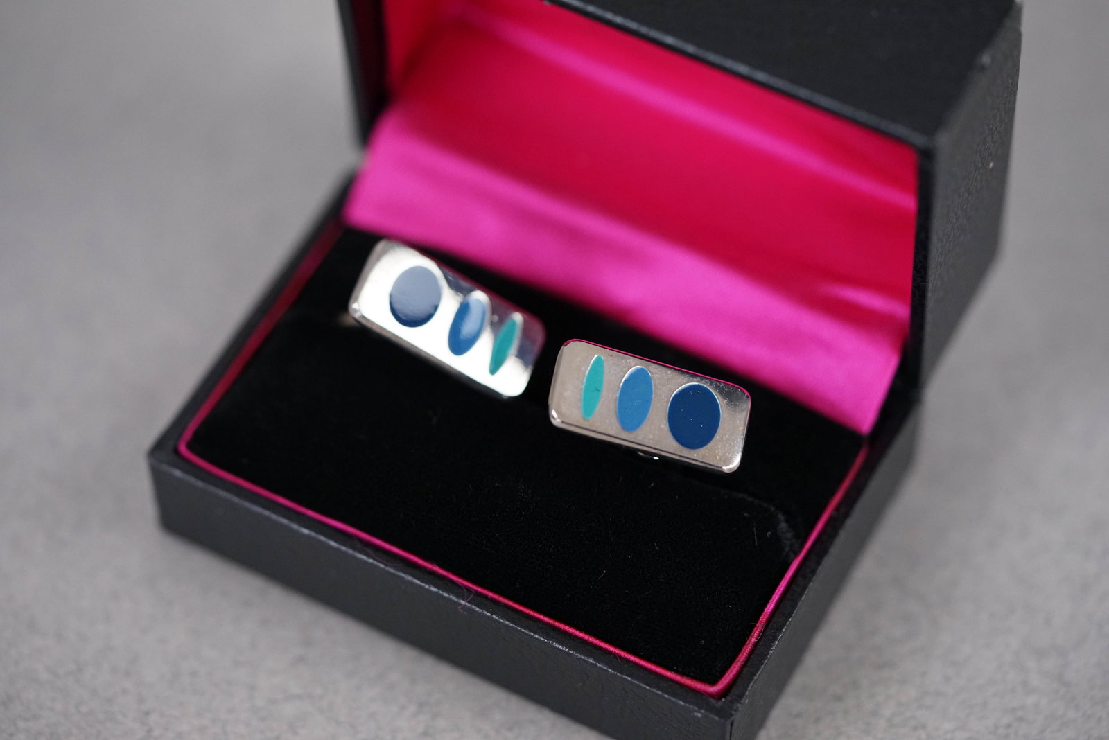 *TO BE SOLD WITHOUT RESERVE* PAUL SMITH MODERNIST CUFFLINKS W BOX: Paul Smith modernist cufflinks with box 