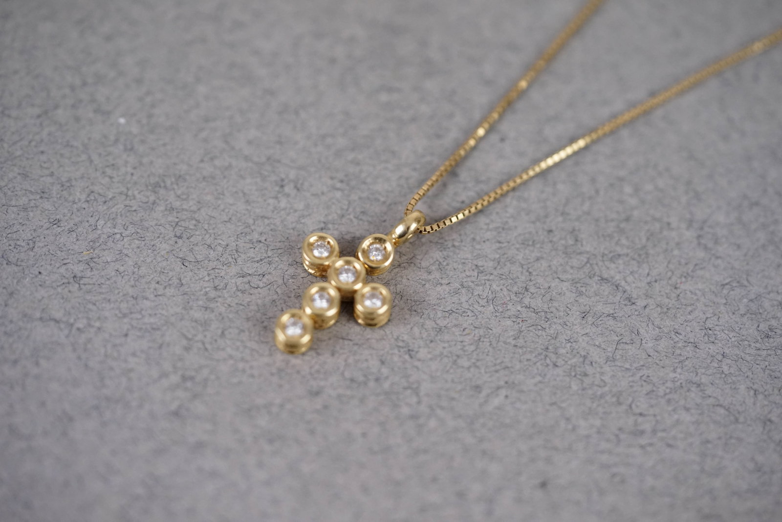 18CT DIAMOND SET CROSS NECKLACE PENDANT - 2