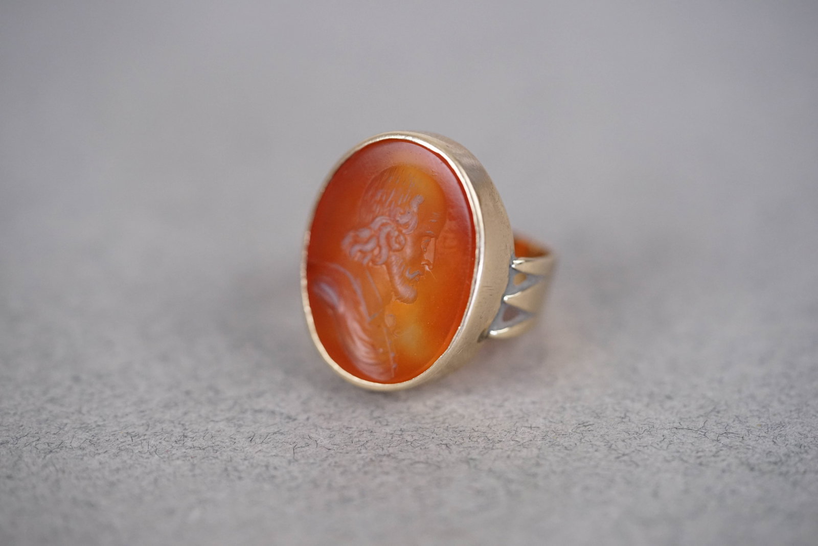 9CT GOLD CARNELIAN RING: 9ct gold intaglio carnelian ring nicely carved, approx size L 