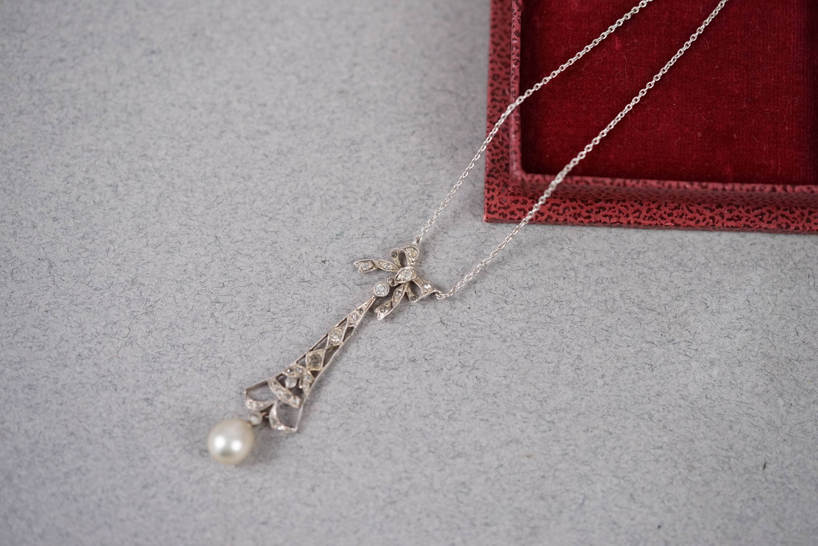 9CT WHITE GOLD DIAMOND & PEARL NECKLACE: 9ct white gold diamond and pearl necklace gross weight 3.76gms 