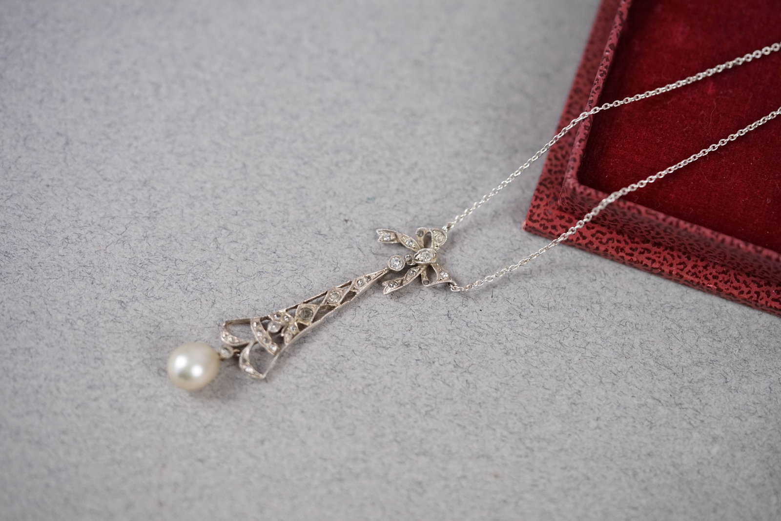9CT WHITE GOLD DIAMOND & PEARL NECKLACE - 4