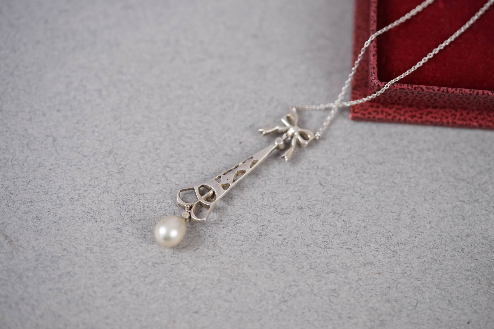 9CT WHITE GOLD DIAMOND & PEARL NECKLACE - 5