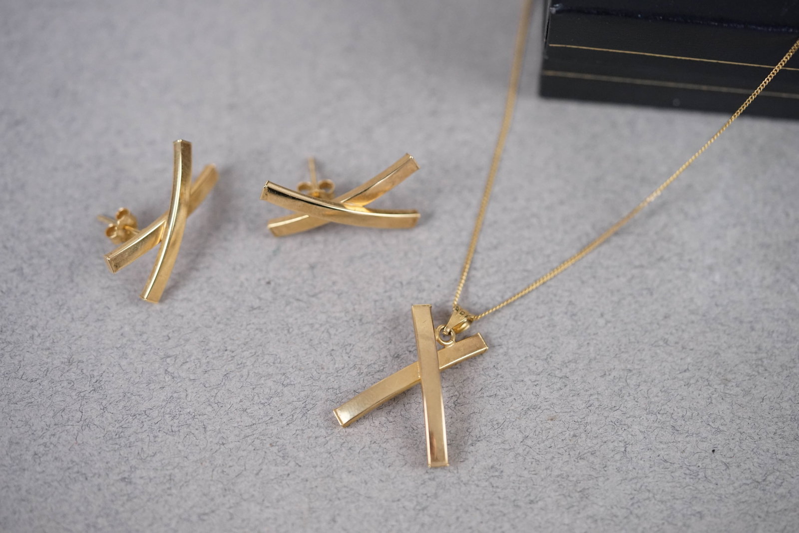 9CT GOLD NECKLACE & EARRINGS SET W/ BOX: 9ct gold necklace & earring set with box.