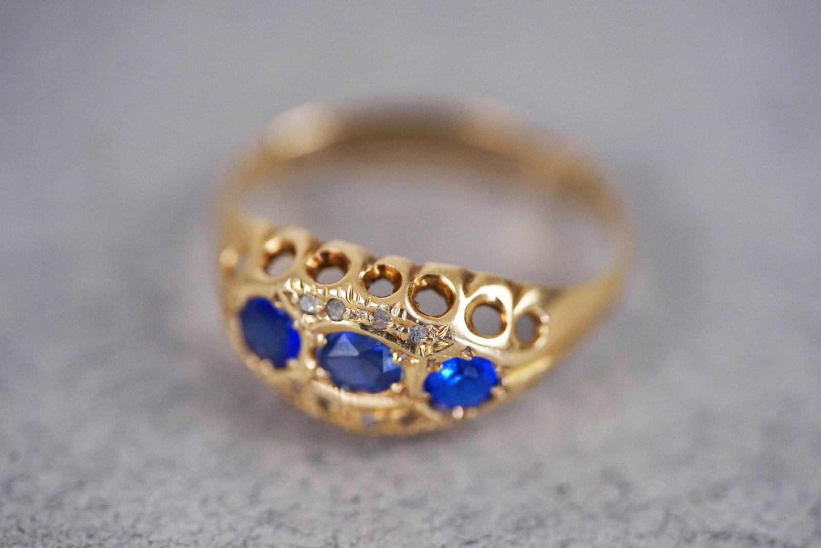 9CT THREE STONE SET RING - 2