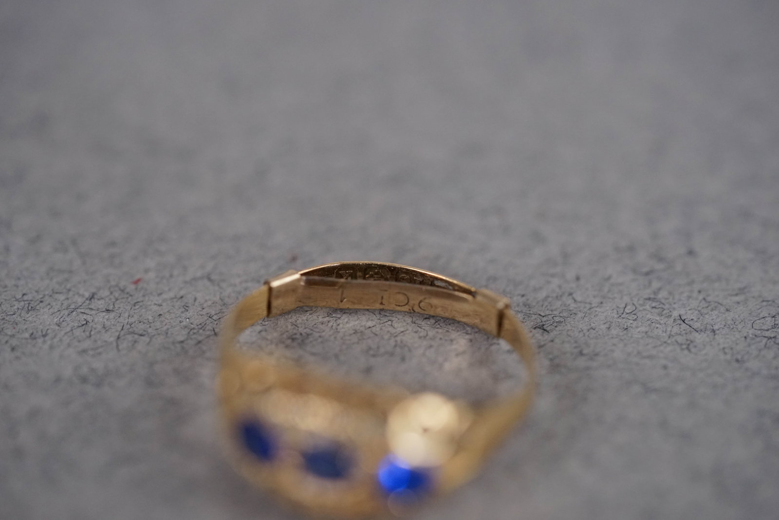 9CT THREE STONE SET RING - 3