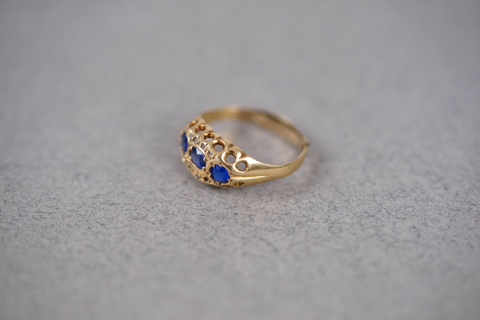 9CT THREE STONE SET RING - 4