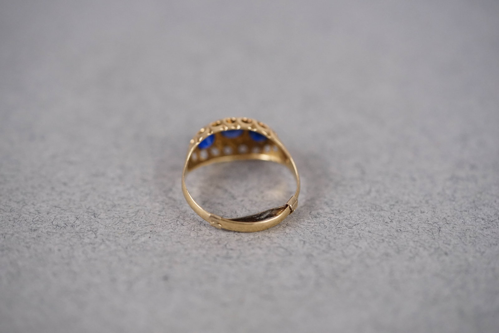 9CT THREE STONE SET RING - 5