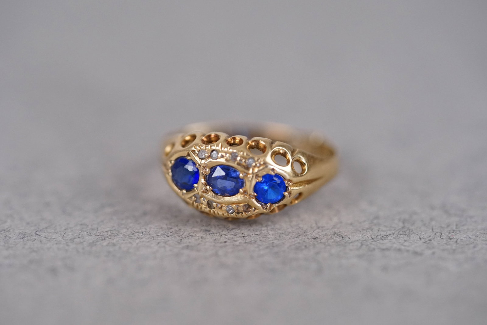 9CT THREE STONE SET RING - 6